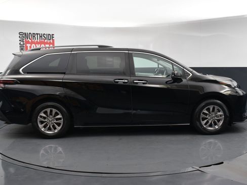 Used 2025 Toyota Sienna XLE w/ XLE Plus Package AWD/4WD image 5