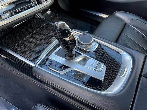 Used 2022 BMW 750i xDrive w/ M Sport Package AWD/4WD image 18