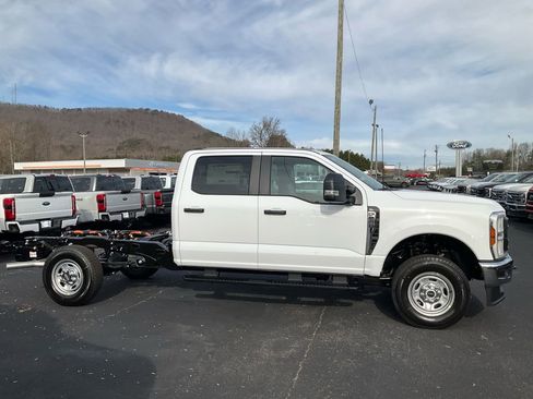 New 2026 Ford F250 XL w/ XL Chrome Package image 4
