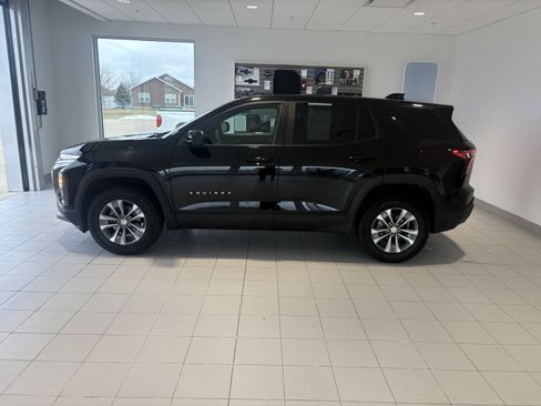 Used 2025 Chevrolet Equinox LT image 2