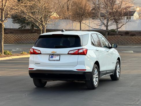 Used 2020 Chevrolet Equinox LS w/ LPO, Cargo Package FWD image 4