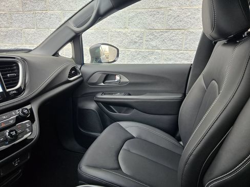 New 2026 Chrysler Pacifica Select AWD/4WD image 33