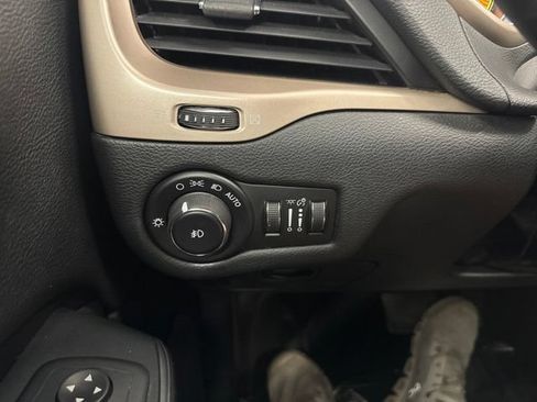 Used 2016 Jeep Cherokee Limited AWD/4WD image 37