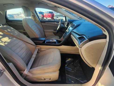 Used 2019 Ford Fusion SE FWD image 16