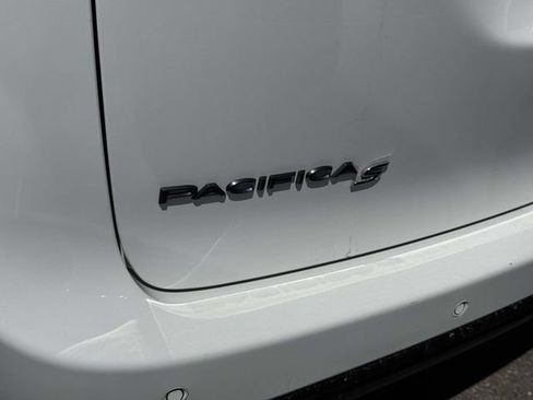 Used 2024 Chrysler Pacifica Limited FWD image 10