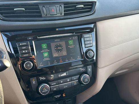 Used 2018 Nissan Rogue SL w/ Premium Package image 19