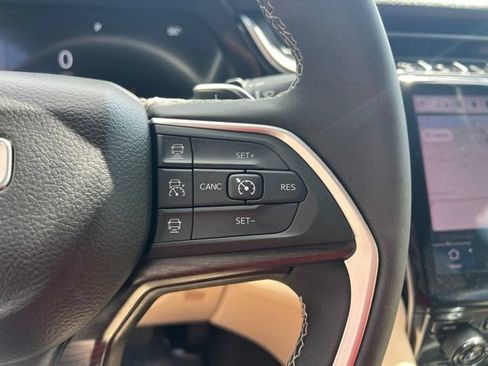 Used 2023 Jeep Grand Cherokee Limited w/ Luxury Tech Group II AWD/4WD image 12