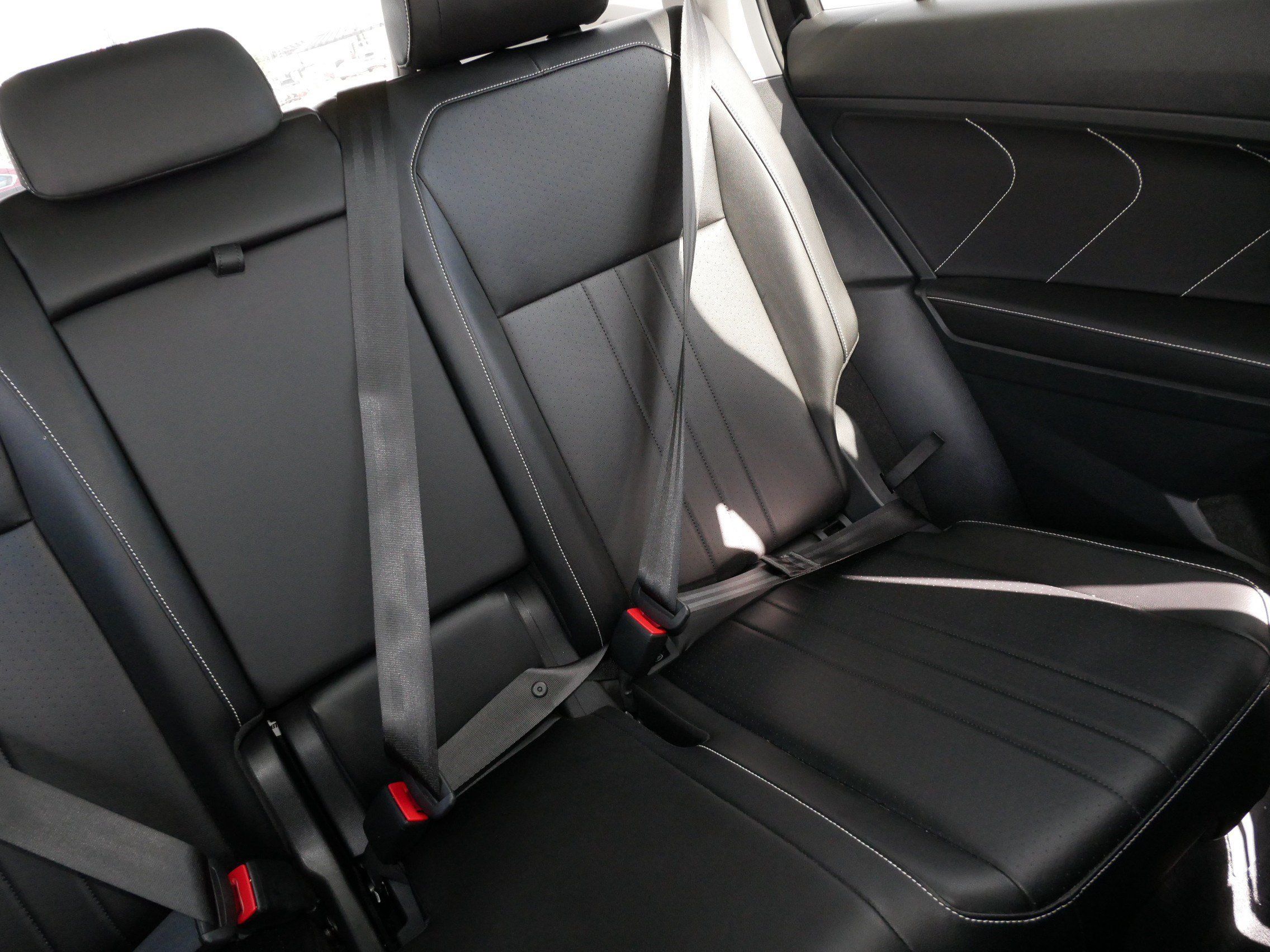 Used 2022 Volkswagen Tiguan SE w/ Panoramic Sunroof Package AWD/4WD image 14