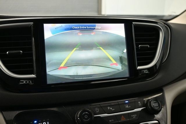 Used 2024 Chrysler Pacifica Touring-L FWD image 17