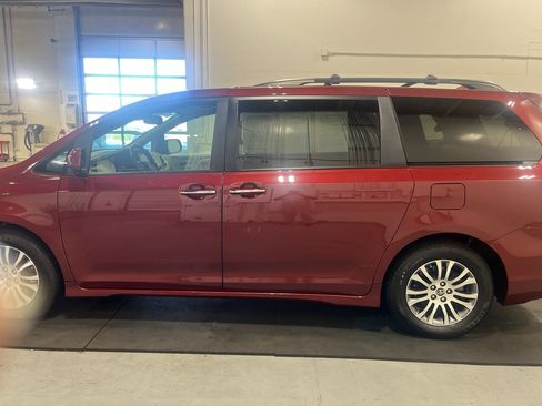 Used 2020 Toyota Sienna XLE Premium w/ Carpet Mat Package FWD image 9