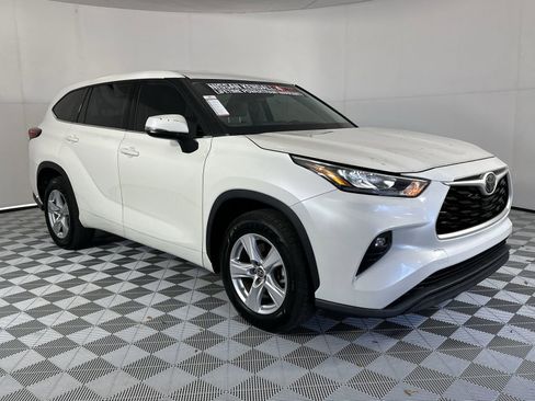 Used 2020 Toyota Highlander LE FWD image 2