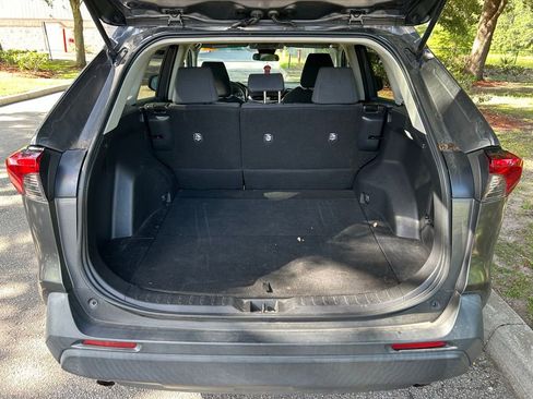 Used 2021 Toyota RAV4 LE FWD image 11