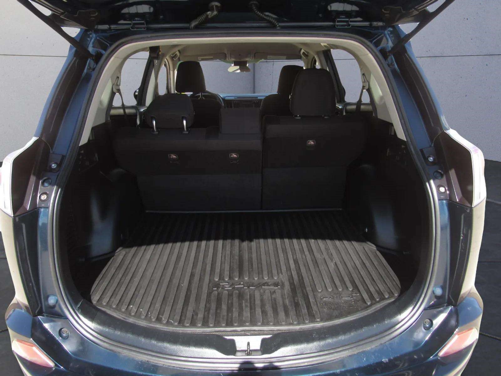 Used 2018 Toyota RAV4 LE FWD image 12