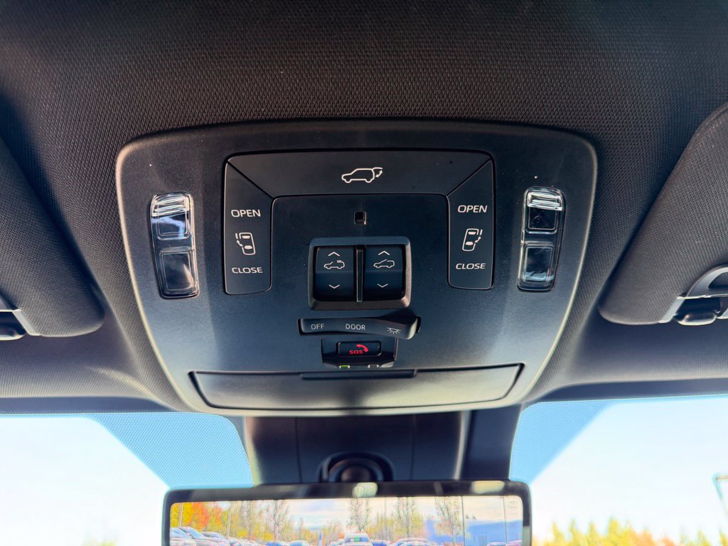 Used 2025 Toyota Sienna Platinum AWD/4WD image 28
