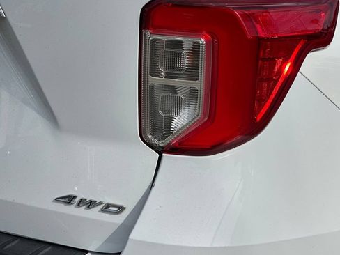 Used 2022 Ford Explorer XLT w/ Equipment Group 202A AWD/4WD image 31