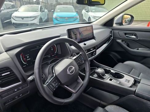 Used 2025 Nissan Rogue SL w/ Tech Package image 11