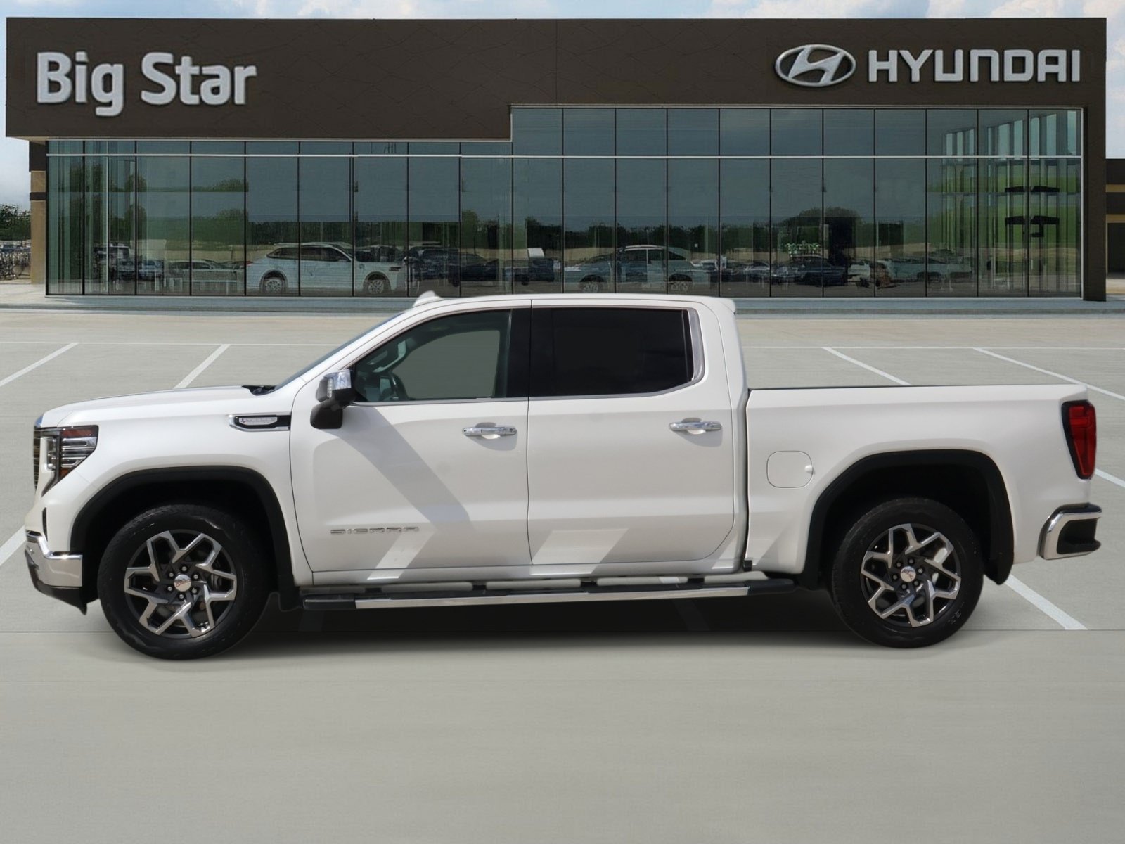 Used 2022 GMC Sierra 1500 SLT RWD image 2