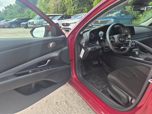 Used 2025 Hyundai Elantra SEL FWD image 11