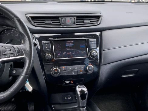 Used 2019 Nissan Rogue S w/ Special Edition Package FWD image 7