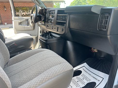 Used 2017 Chevrolet Express 2500 RWD image 23