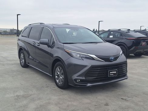 Used 2025 Toyota Sienna XLE w/ XLE Plus Package FWD image 3
