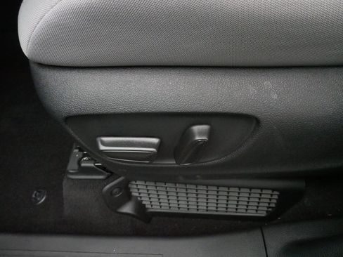 Used 2025 Toyota Sienna LE image 20