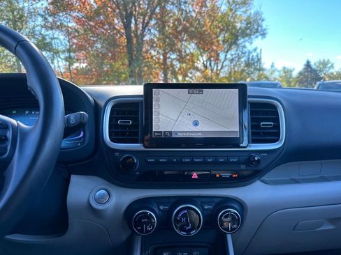 Used 2024 Hyundai Venue Limited image 43