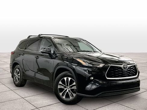 Used 2022 Toyota Highlander XLE AWD/4WD image 2