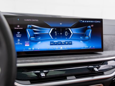 Used 2025 BMW X7 xDrive40i w/ M Sport Package image 25