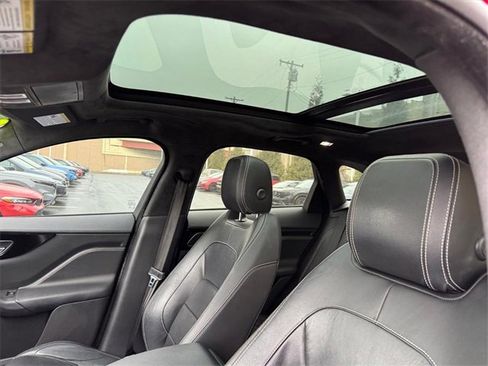 Used 2017 Jaguar F-PACE R-Sport image 15