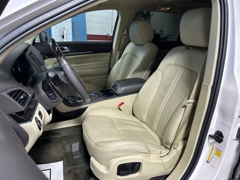 Used 2019 Lincoln MKT AWD image 17