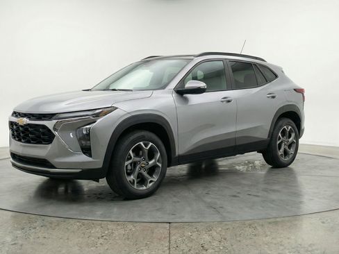 Used 2025 Chevrolet Trax LT FWD image 3