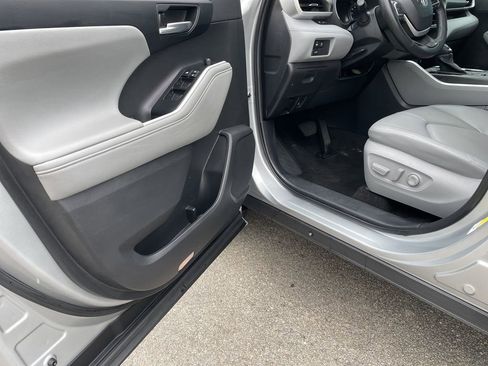 Used 2023 Toyota Highlander XLE AWD/4WD image 14