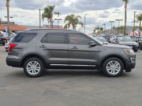 Used 2017 Ford Explorer XLT FWD image 4