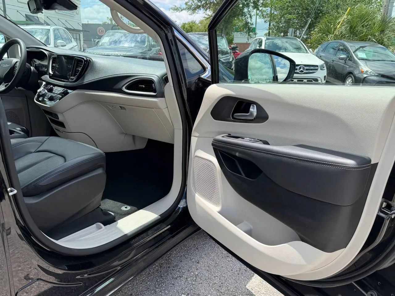 Used 2024 Chrysler Pacifica Limited FWD image 19