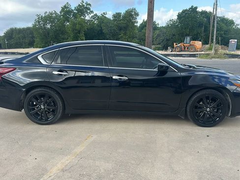 Used 2017 Nissan Altima 2.5 SR w/ Midnight Edition Package FWD image 6