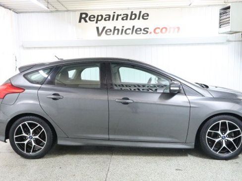 Used 2015 Ford Focus SE w/ SE Sport Package FWD image 4