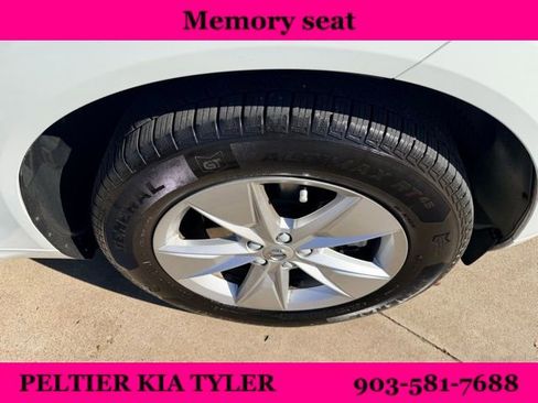 Used 2022 Volvo XC60 B5 Momentum image 16