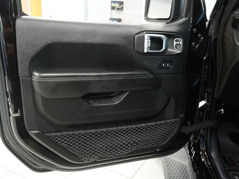 Used 2018 Jeep Wrangler Unlimited Sahara AWD/4WD image 16