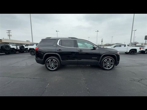 Certified 2023 GMC Acadia SLT w/ Preferred Package image 9