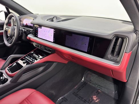 Used 2024 Porsche Cayenne image 15