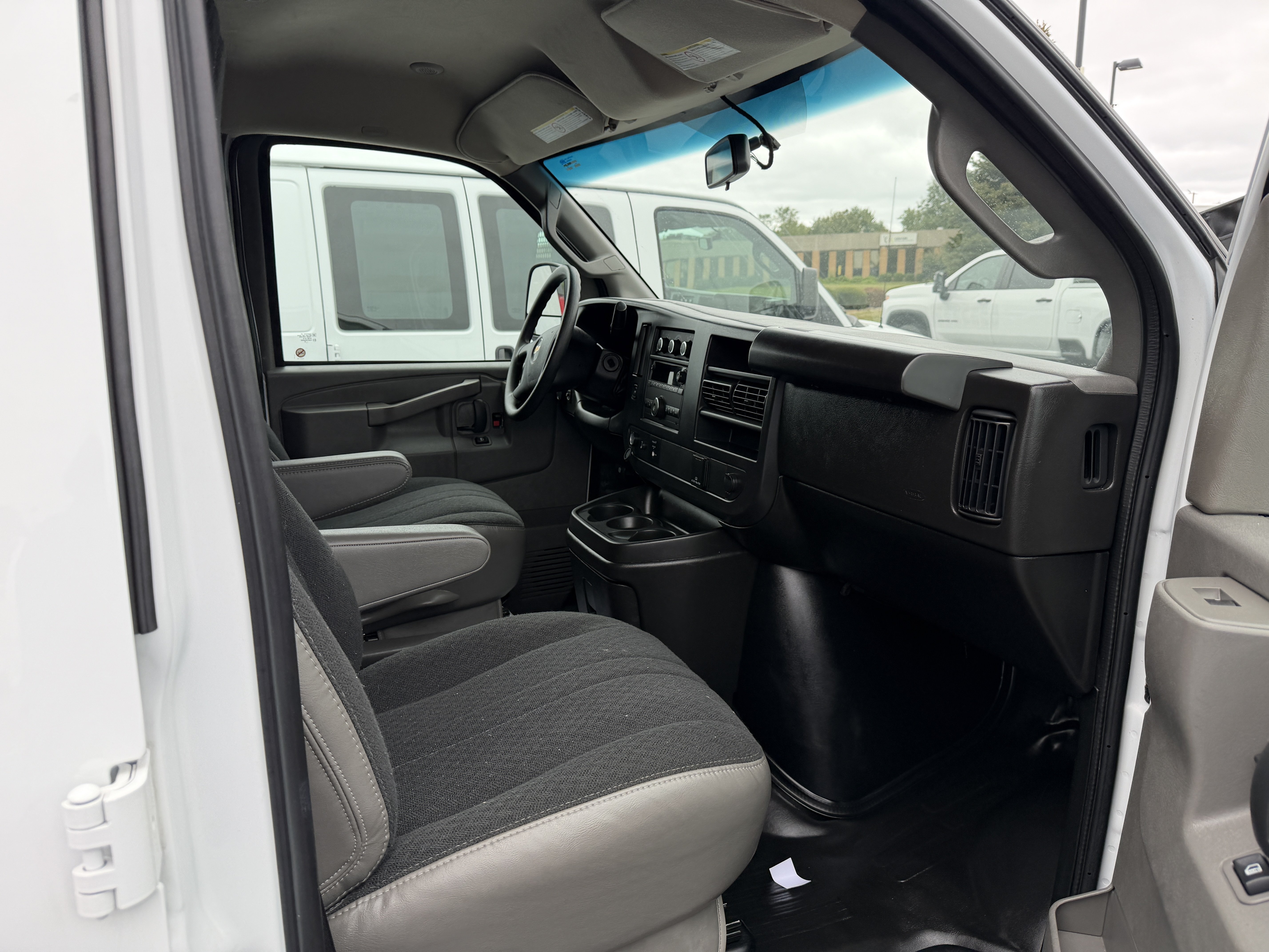 Used 2025 Chevrolet Express 2500 w/ Driver Convenience Package RWD image 22