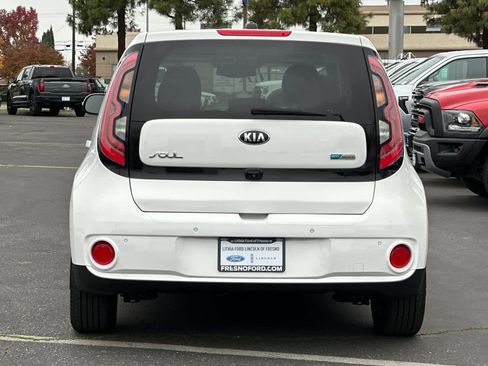 Used 2017 Kia Soul EV + image 7