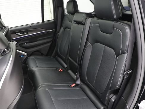 Used 2023 Jeep Grand Cherokee Overland w/ Luxury Tech Group IV AWD/4WD image 11