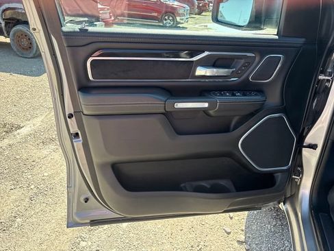 Used 2019 RAM 1500 Laramie AWD/4WD image 7