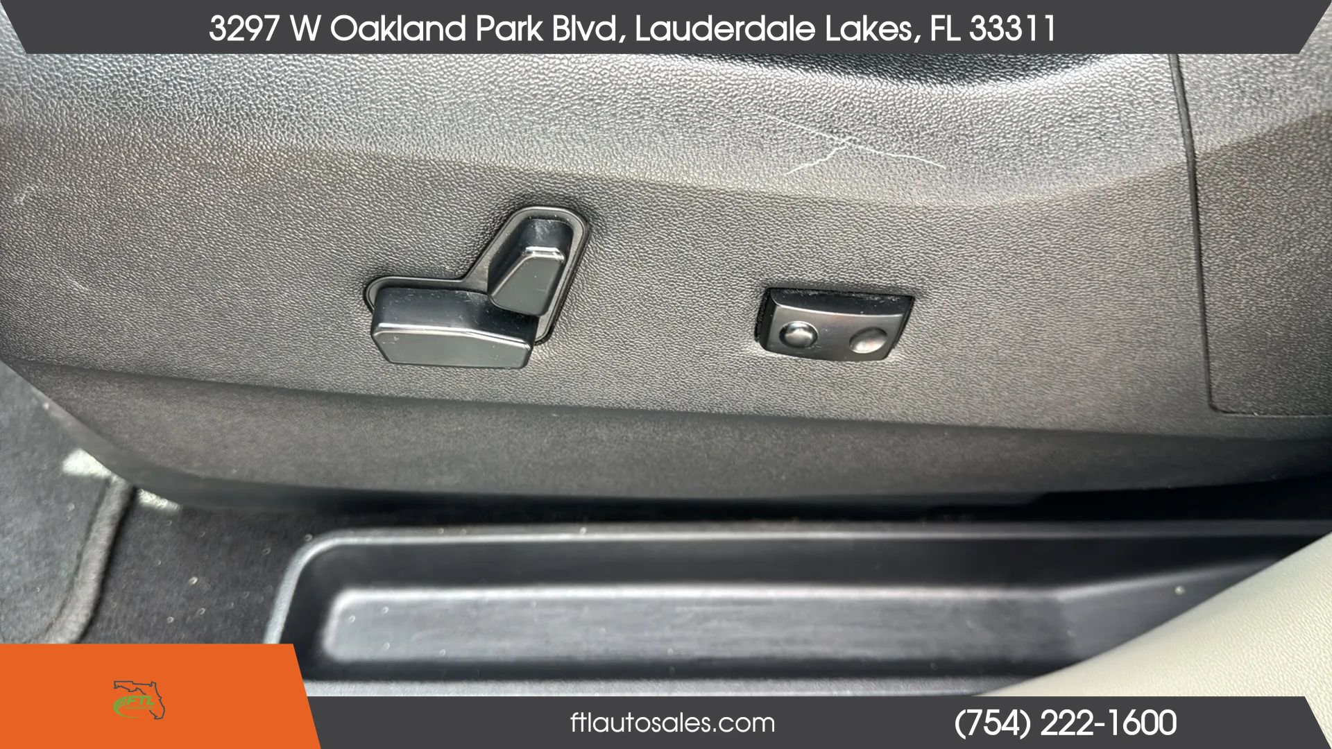 Used 2014 Chrysler Town & Country Touring-L FWD image 19