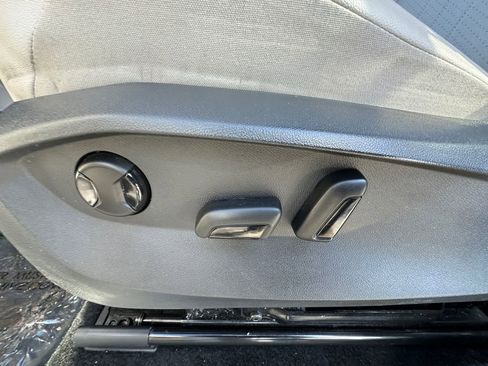 Used 2023 Volkswagen Tiguan SE R-Line image 10