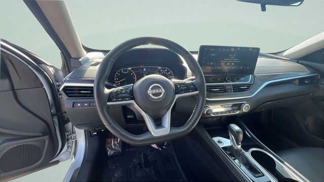 Used 2025 Nissan Altima 2.5 SL FWD image 13