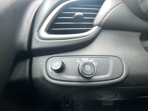 Used 2019 Chevrolet Trax LT w/ LT Convenience Package image 18