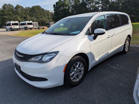 Used 2023 Chrysler Voyager LX FWD image 2